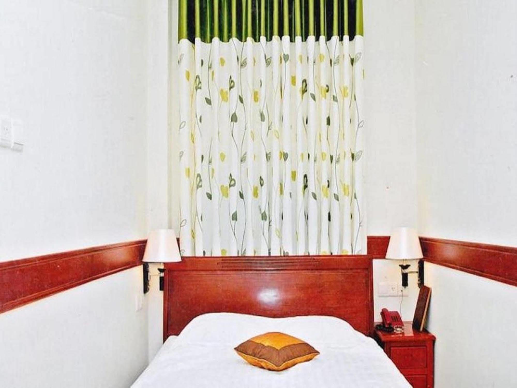 Hoang Thanh Thuy Airport Hotel 1 - Gan Am Thuc Dem Cho Hoang Hoa Tham Хошимін Екстер'єр фото